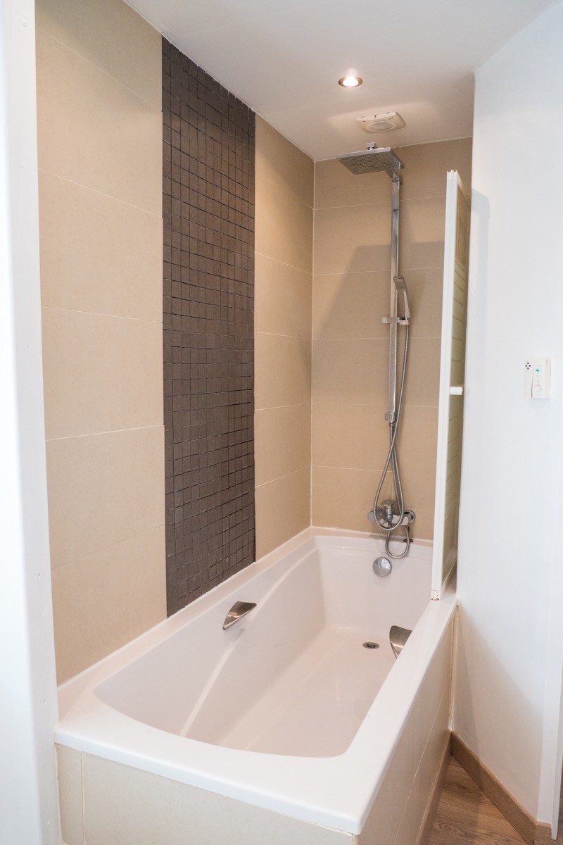 Baignoire et Douche dans Salle de Bain