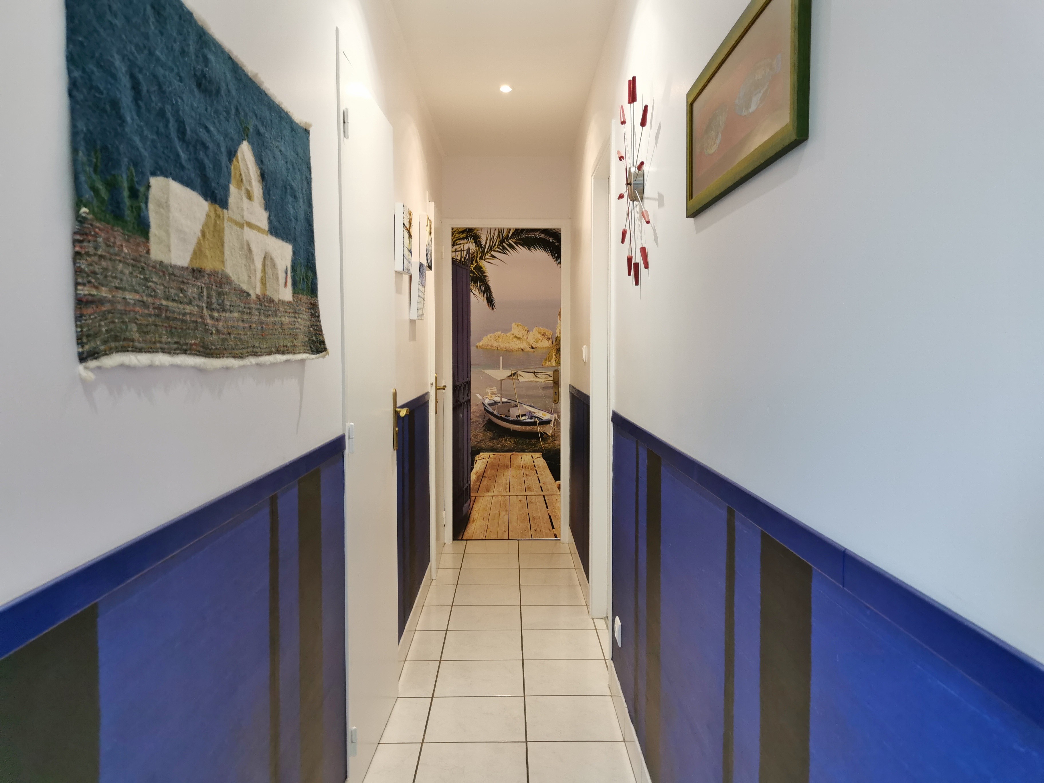 Porte accès à la chambre 2 et 3 au fond du couloir