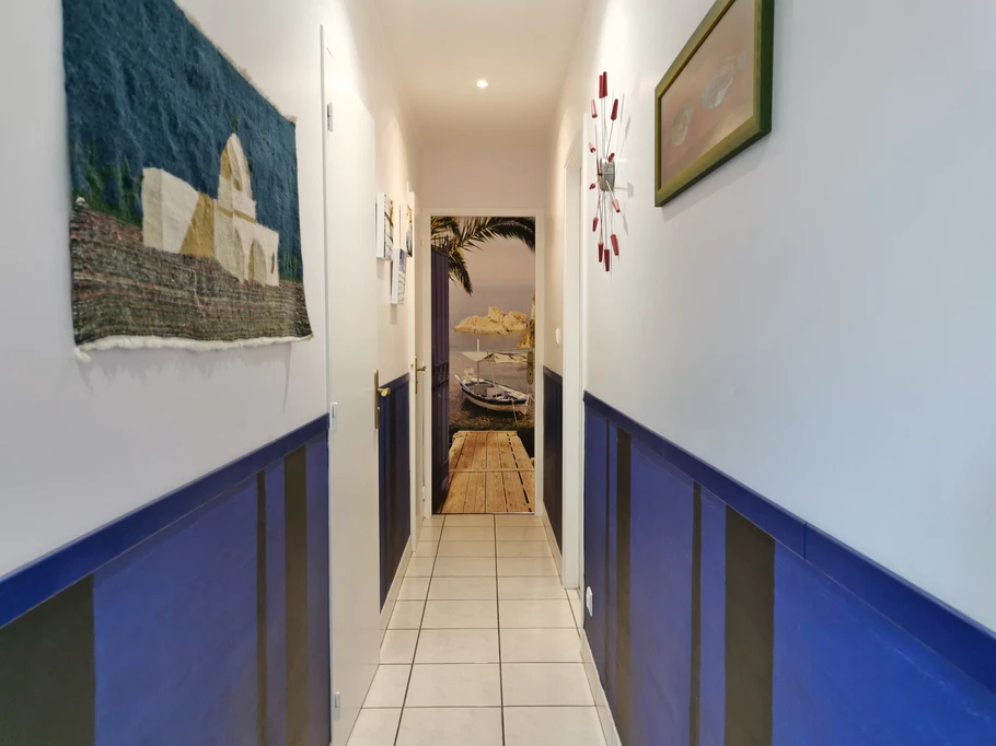 Porte accès à la chambre 2 et 3 au fond du couloir