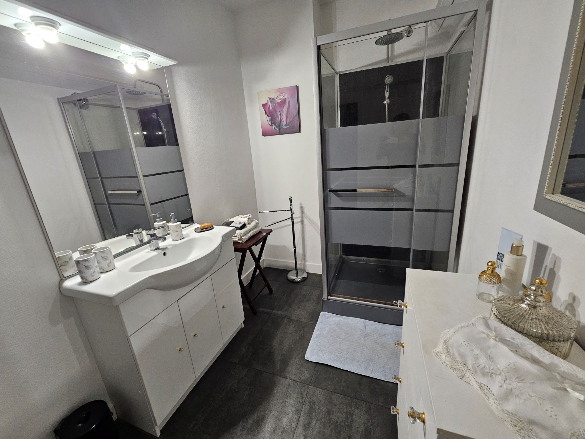 Salle d'eau avec WC et vasque sur meuble au 1er étage