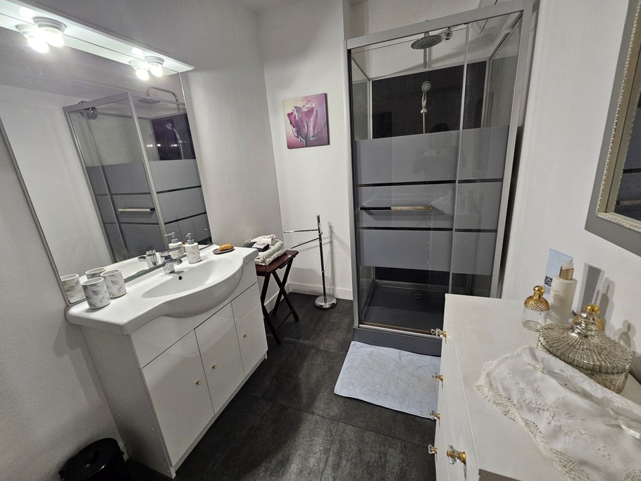 Salle d'eau avec WC et vasque sur meuble au 1er étage