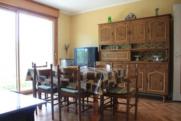 Location Neuvéglise Salle de séjour / salon