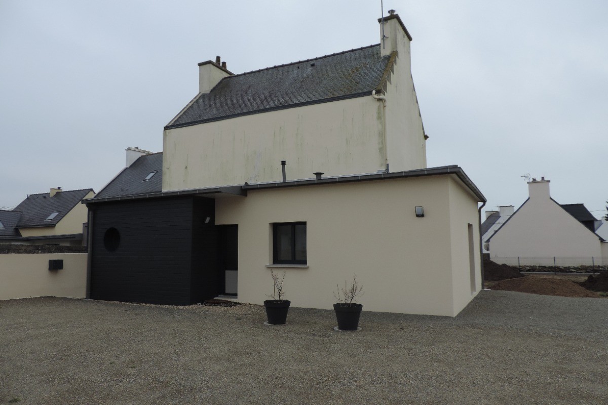 Le coté nord de la maison et le parking