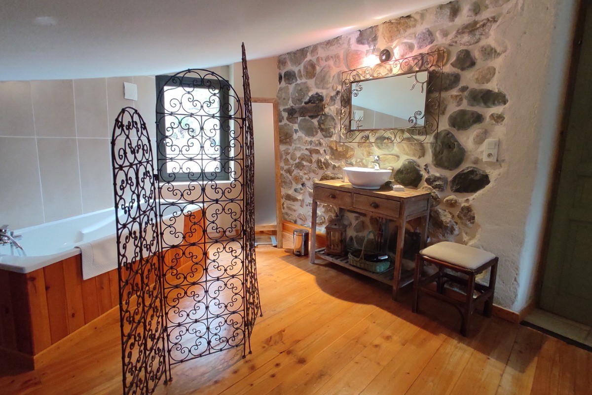 Gîte les pieds dans l'eau - Salle de bains de la chambre