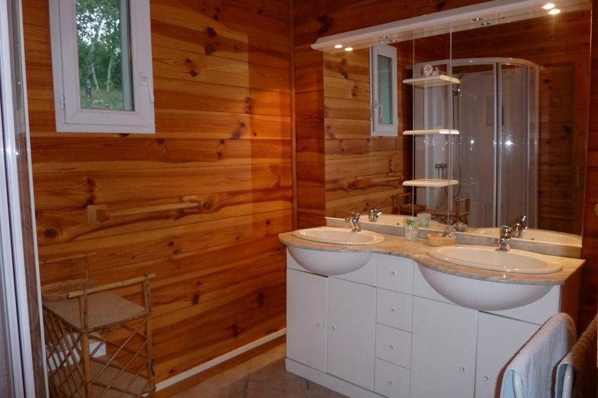 salle d'eau: 2 vasques, cabine de douche