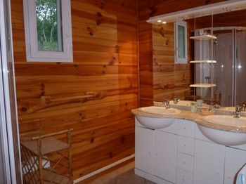 salle d'eau: 2 vasques, cabine de douche