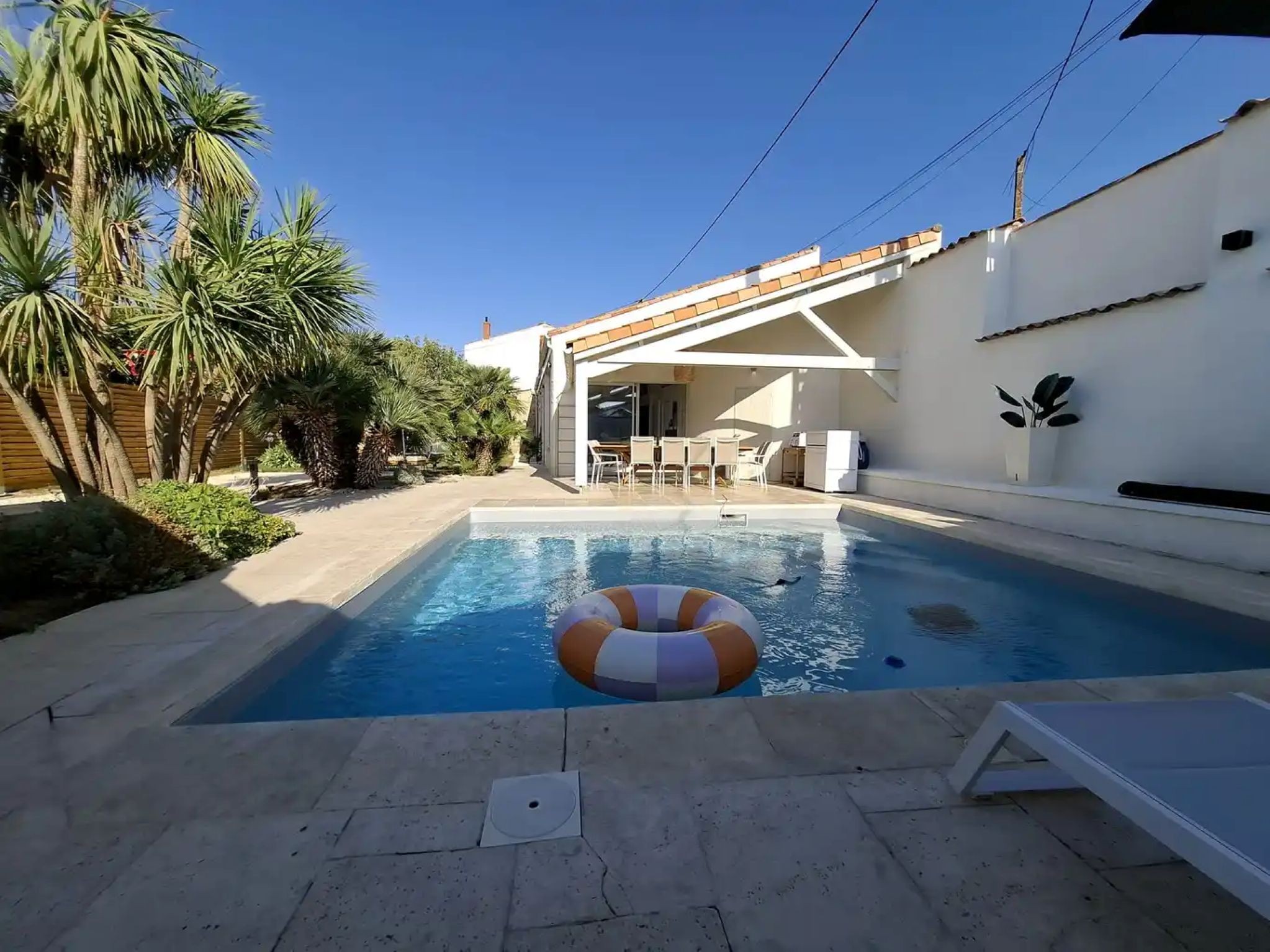 Gîte de l'Aigrette with a private, secure swimming pool in Nieul-sur-Mer, near La Rochelle and the coast in Charente-Maritime, sleeping 12 people