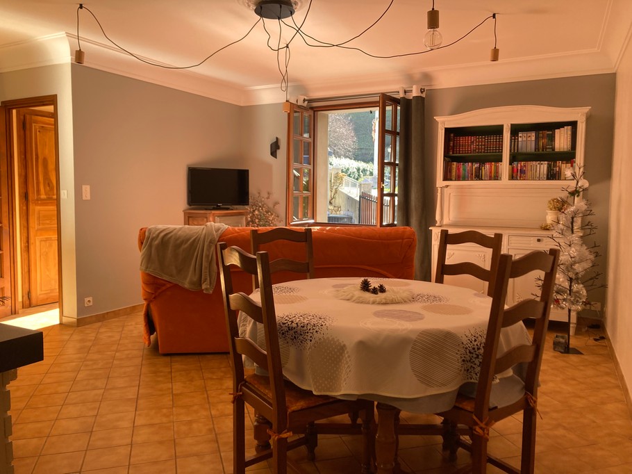 Espace repas avec coin salon