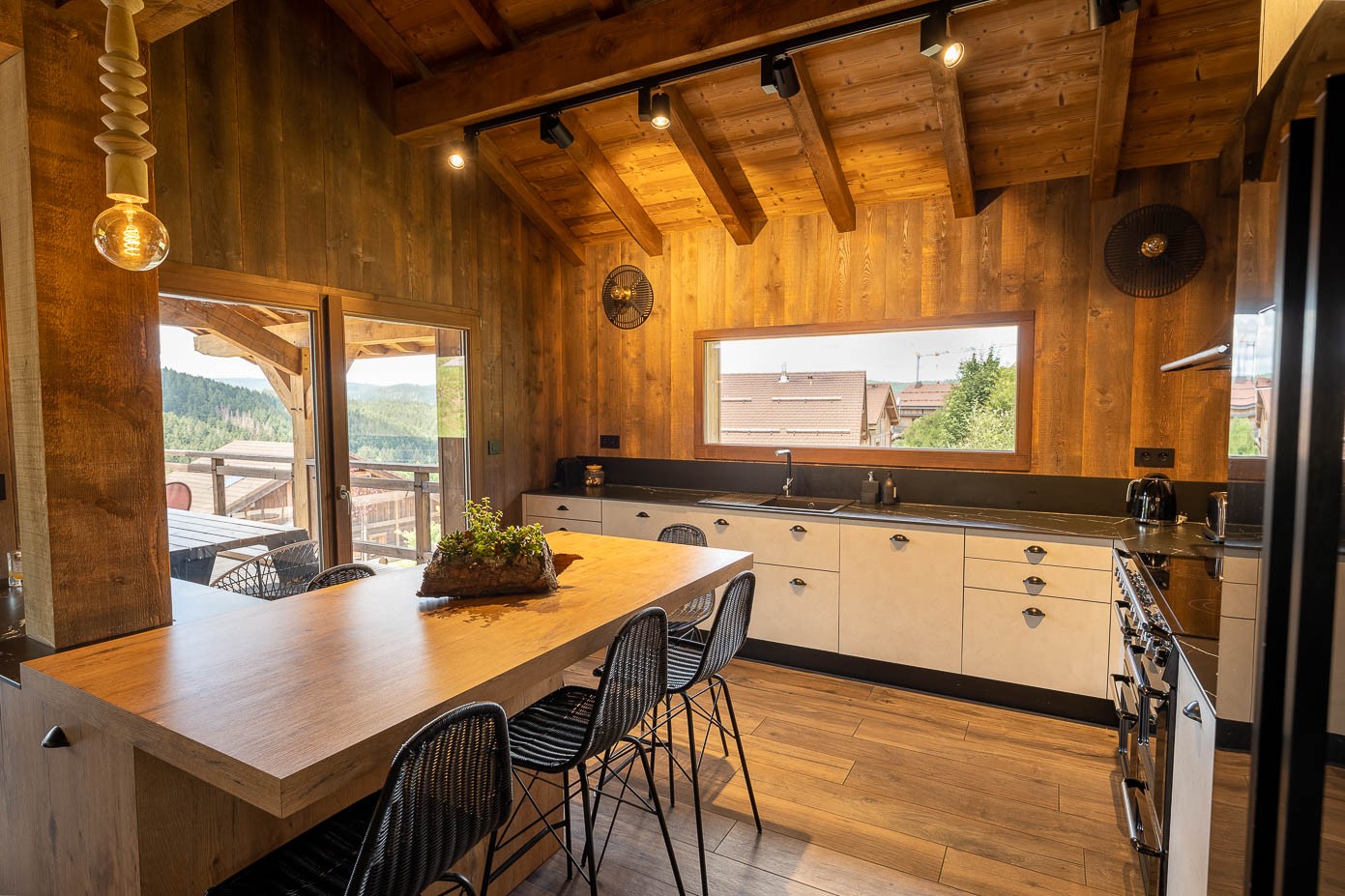 Kitchen opening onto living room - Chalet Perle Noire, Gérardmer