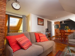 Coin détente avec canapé et télévision