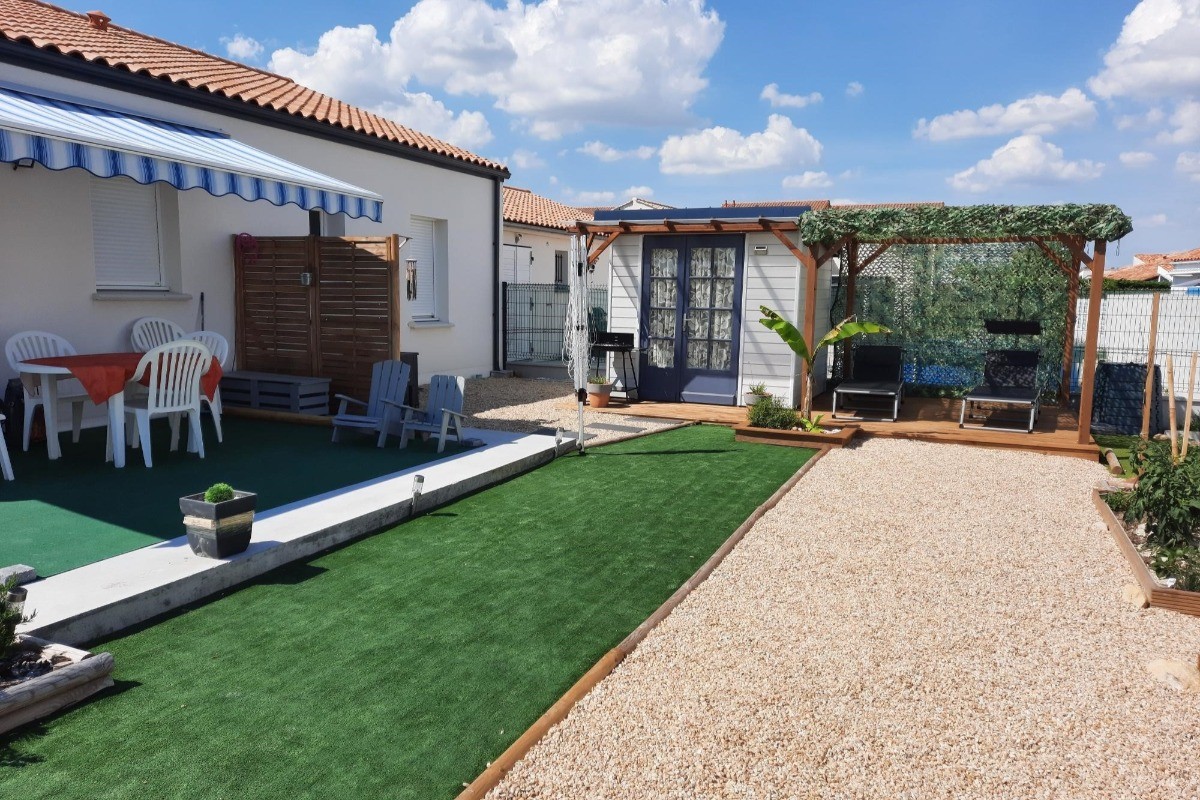Terrasse avec store accès au jardin avec petit potager