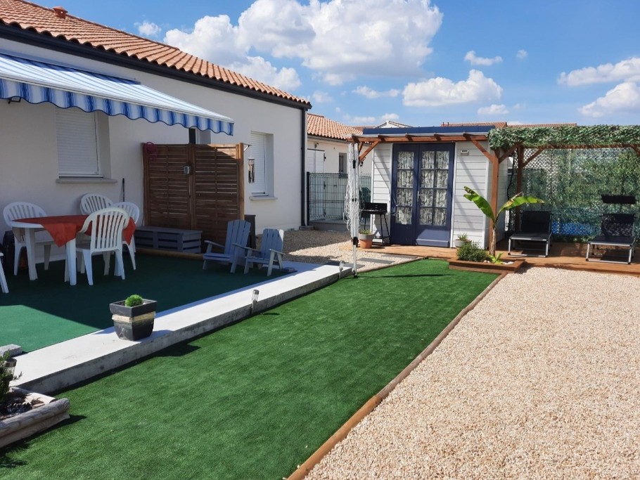 Terrasse avec store accès au jardin avec petit potager