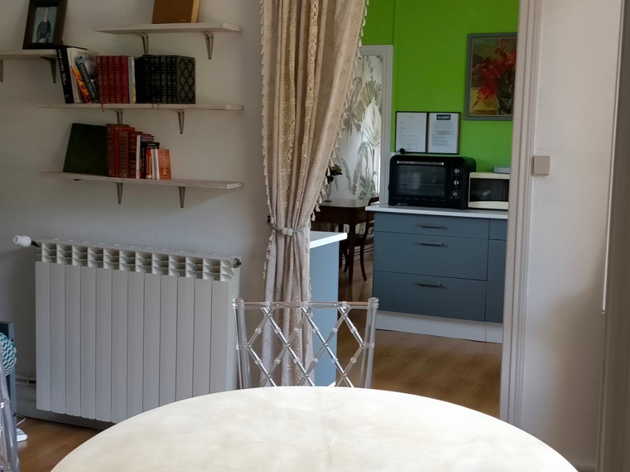 Du salon vers la cuisine.