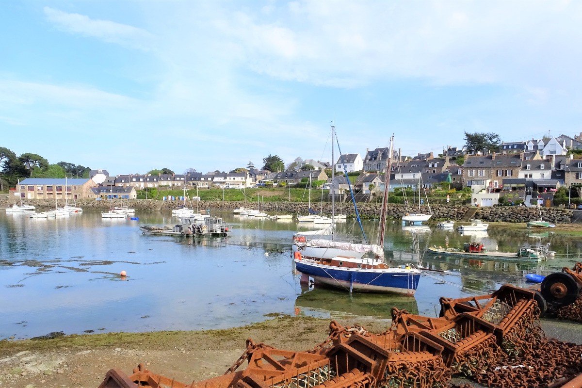 Vue sur la maison et le port du parking de Loguivy de la Mer