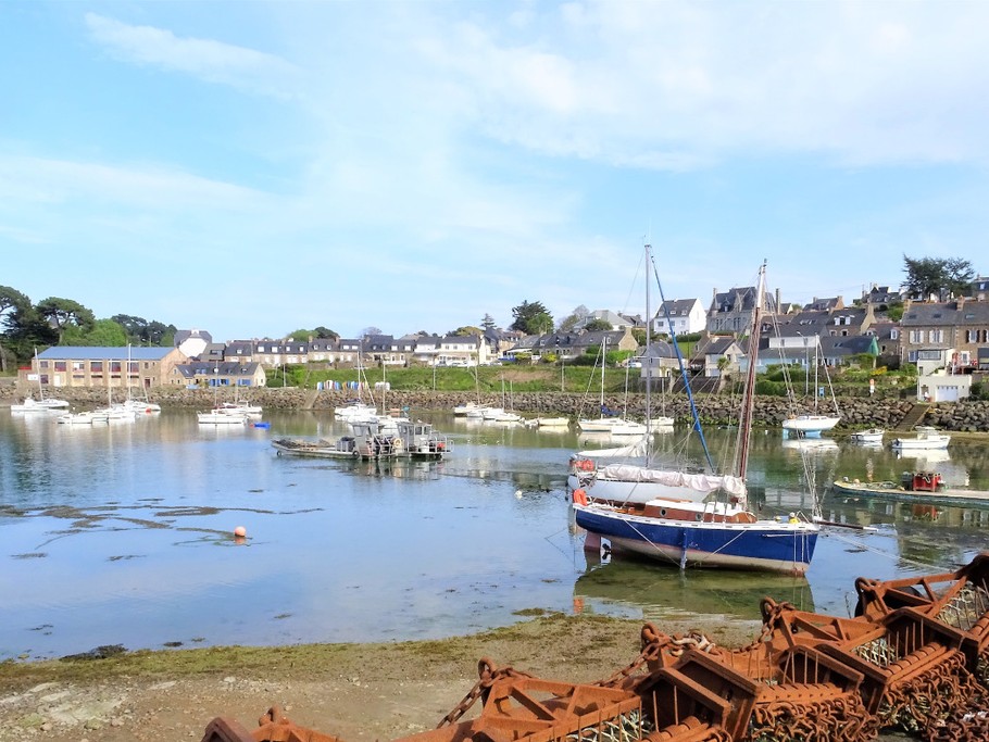 Vue sur la maison et le port du parking de Loguivy de la Mer