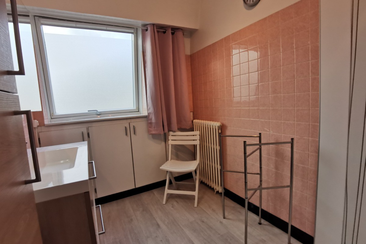 salle d'eau avec mobilier et vélux pour l'éclairage et aération