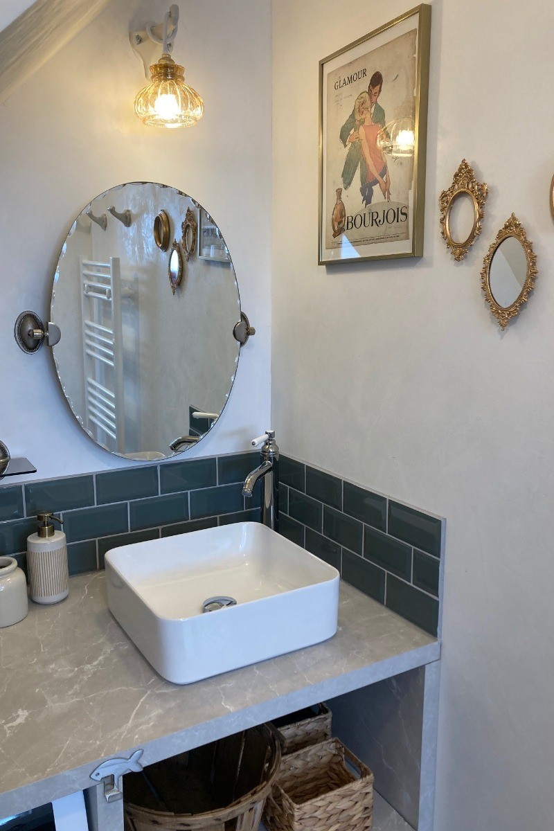 Salle d'eau avec douche