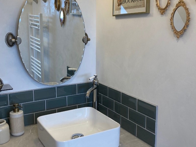 Salle d'eau avec douche