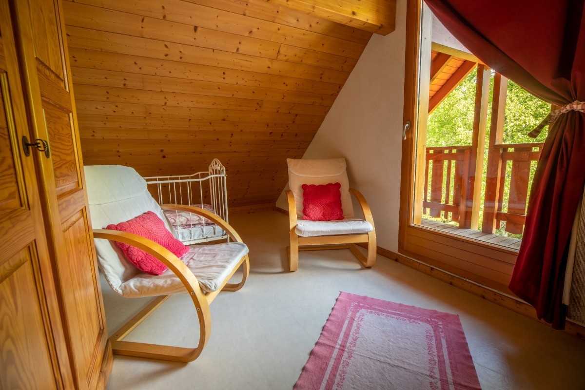 Le lit bébé dans la chambre parentale, accès au balcon..