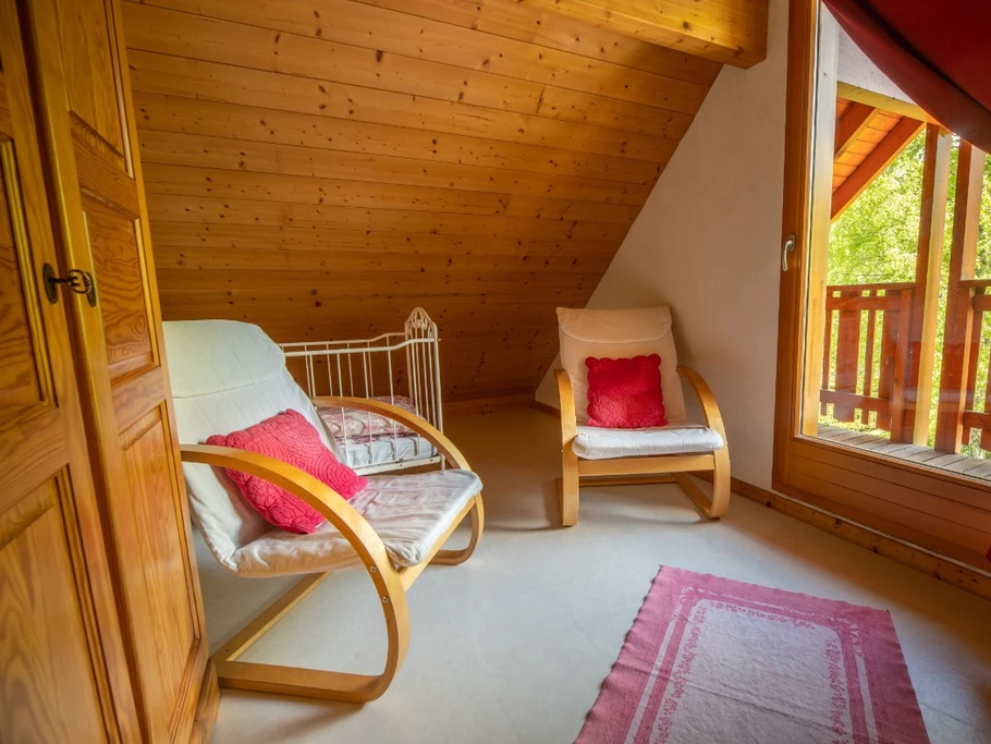 Le lit bébé dans la chambre parentale, accès au balcon..