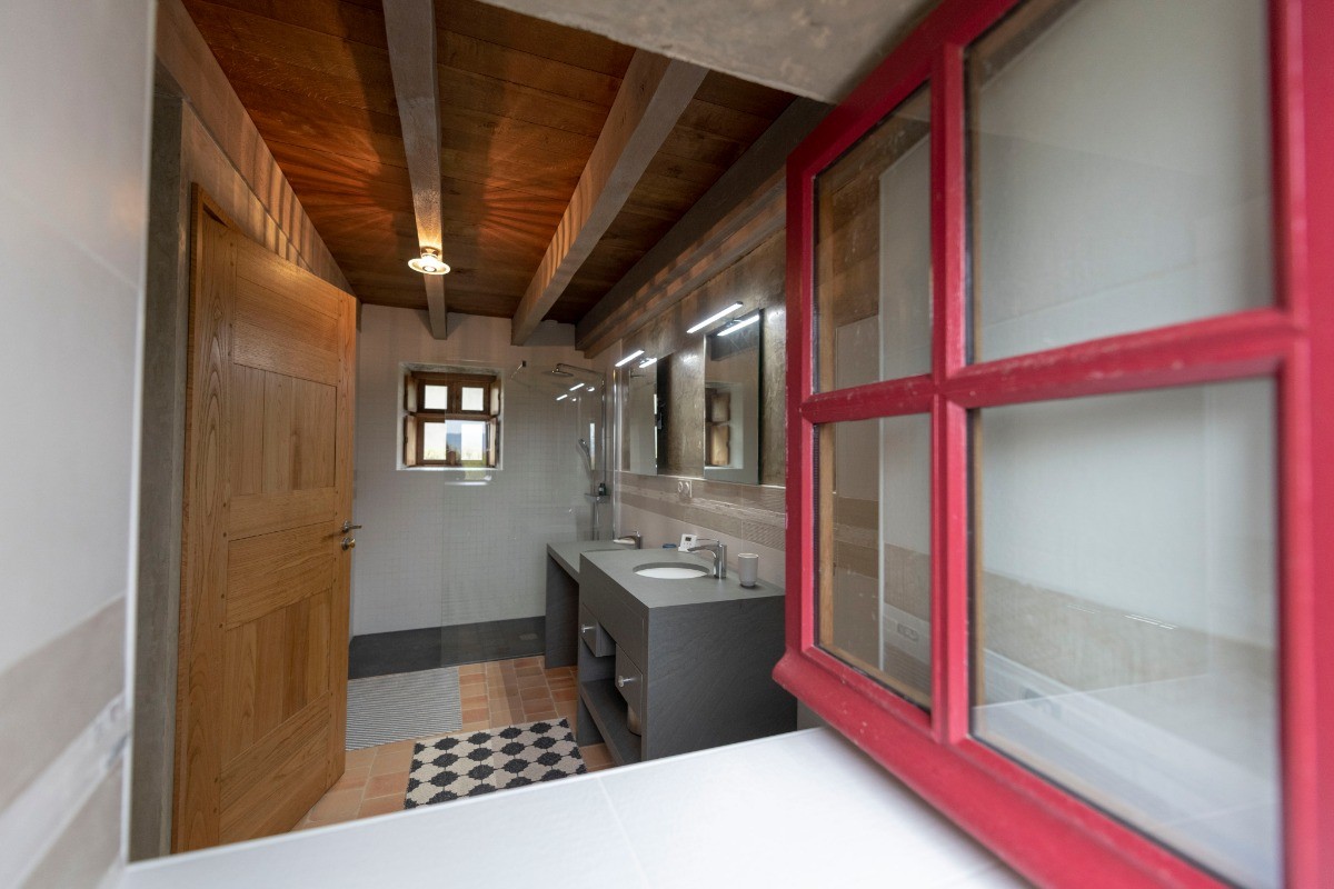 salle d'eau au RDC avec douche à l'italienne