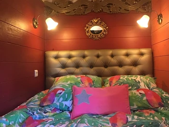 Lit en alcôve pour un coin douillet et romantiqueLa roulotte «  la bohème de cocagne »