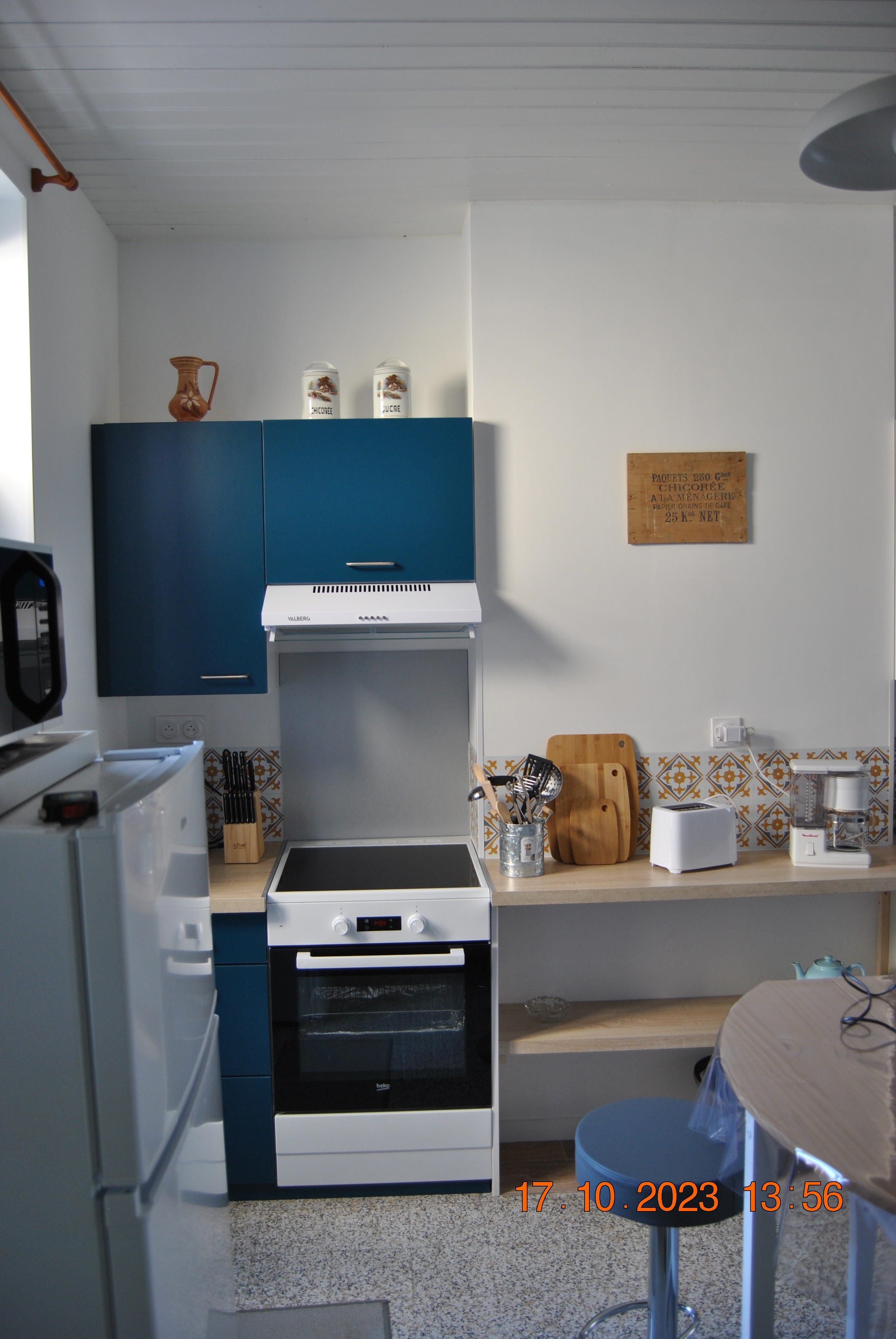 meuble de cuisine avec son four, sa plaque de cuisson induction.