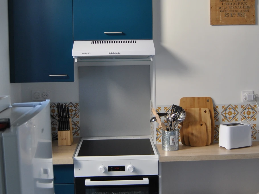 meuble de cuisine avec son four, sa plaque de cuisson induction.