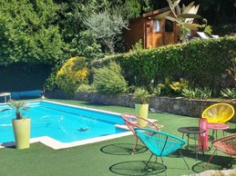 Piscine avec salon extérieur