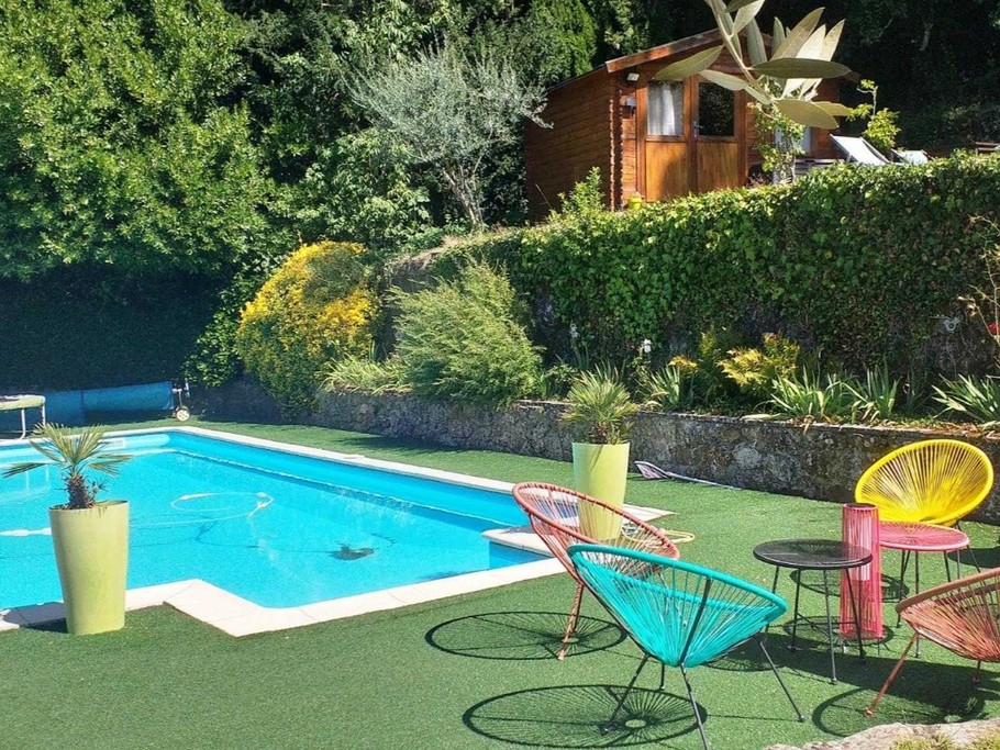 Piscine avec salon extérieur