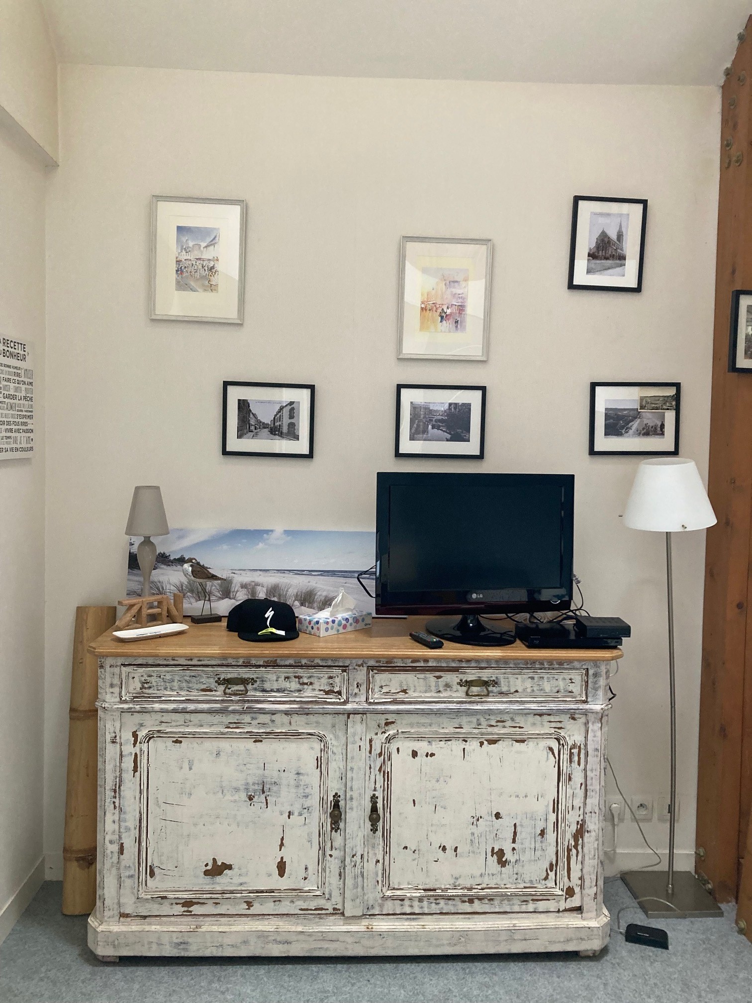 Pièce de vie très agréable, haute de plafond et lumineuse avec salon et bureau. Cuisine ouverte.