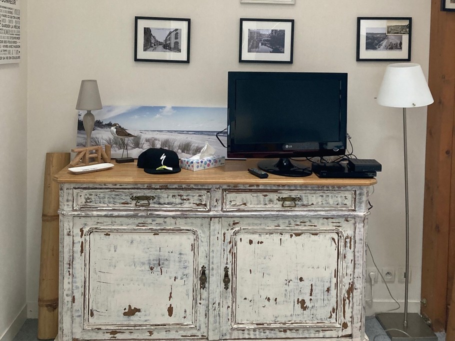 Pièce de vie très agréable, haute de plafond et lumineuse avec salon et bureau. Cuisine ouverte.