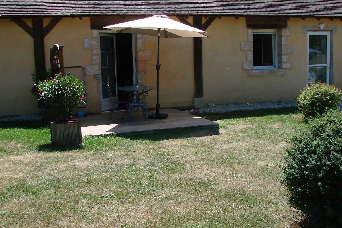 Terrasse avec accès direct sur le parc et la piscine