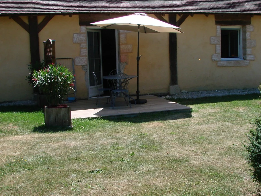 Terrasse avec accès direct sur le parc et la piscine