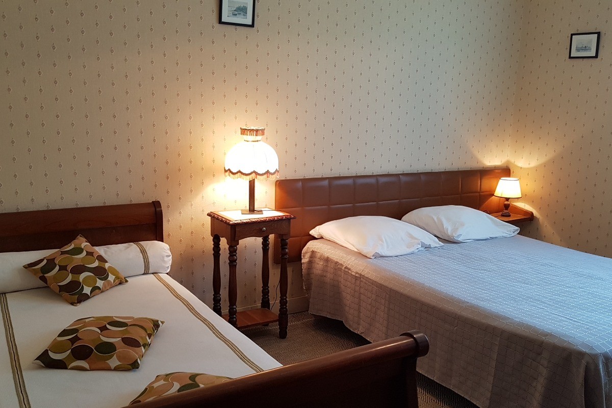 Chambre 1 : un lit de 140 et un lit de 90cm