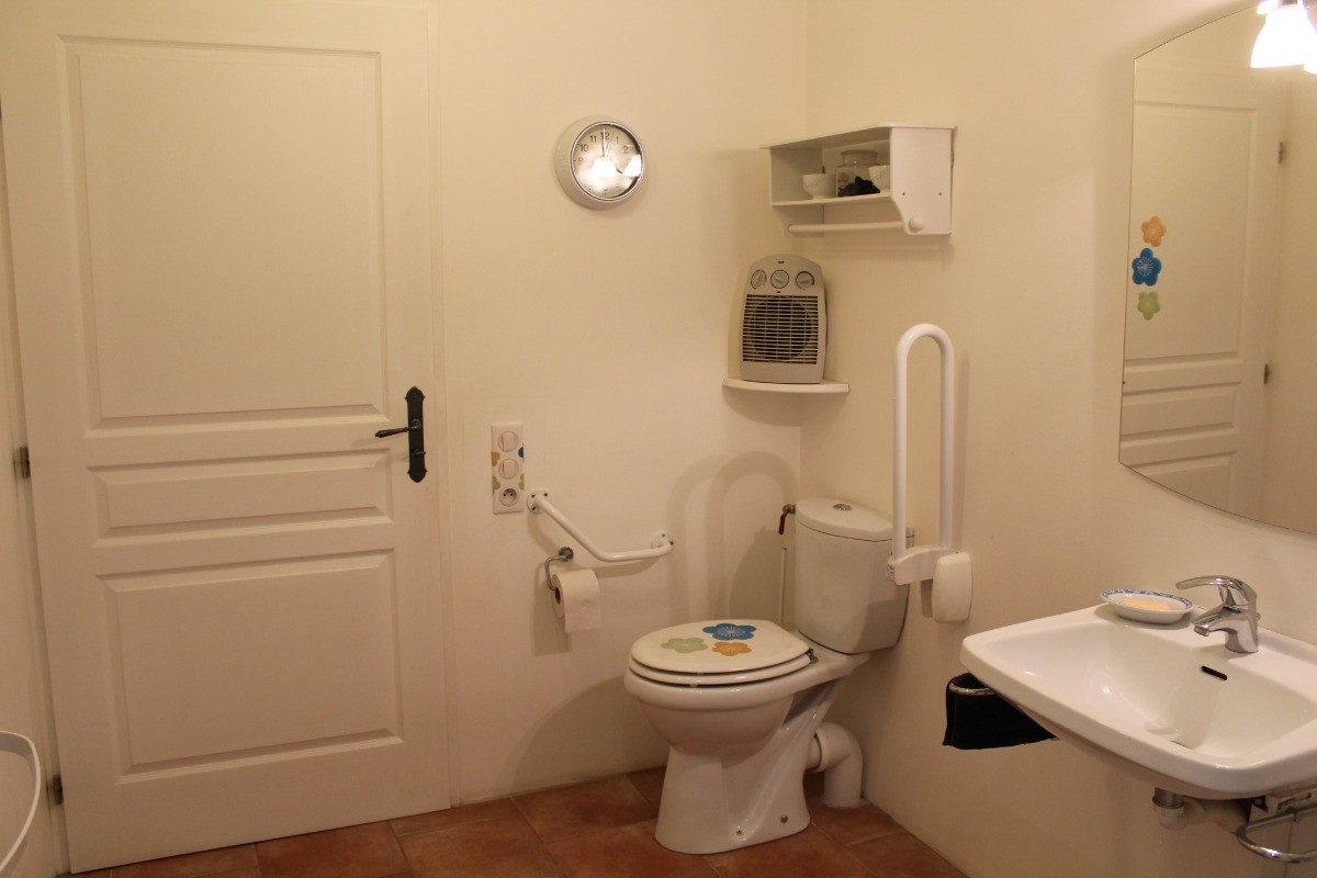 Salle de bain accessible (côté wc)