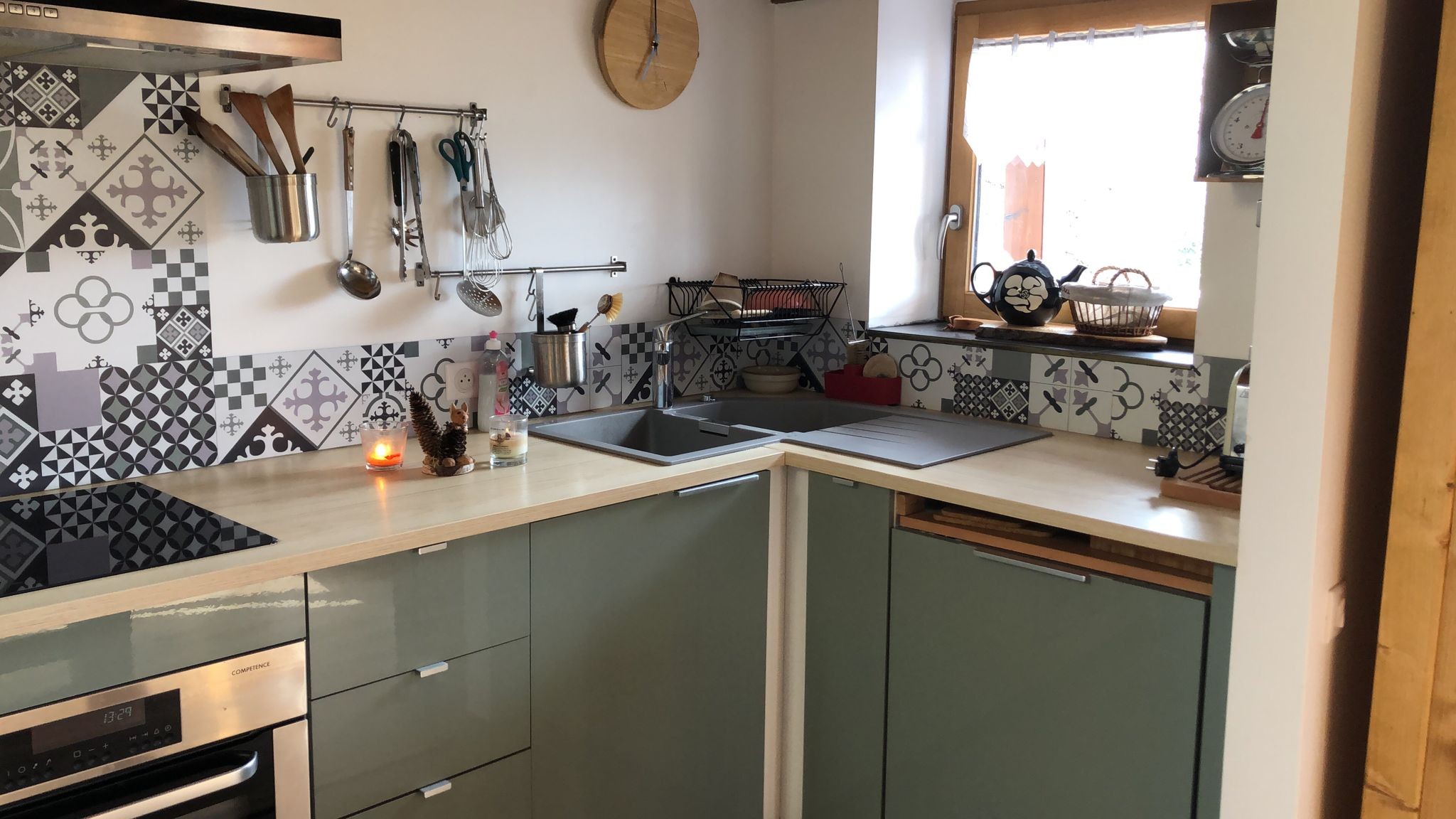 Cuisine ouverte sur salon/ séjour - Gîte chalet paisible