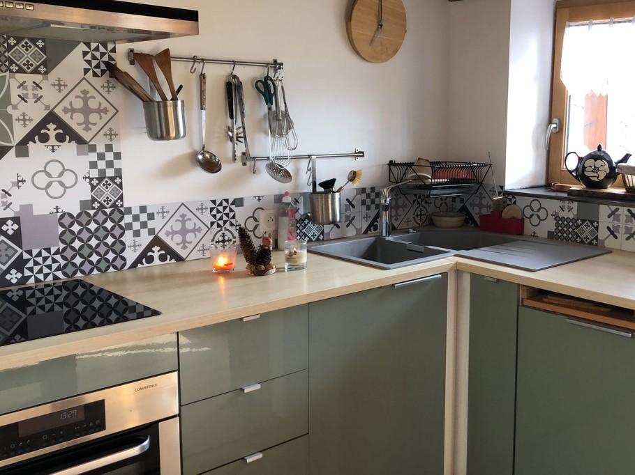 Cuisine ouverte sur salon/ séjour - Gîte chalet paisible