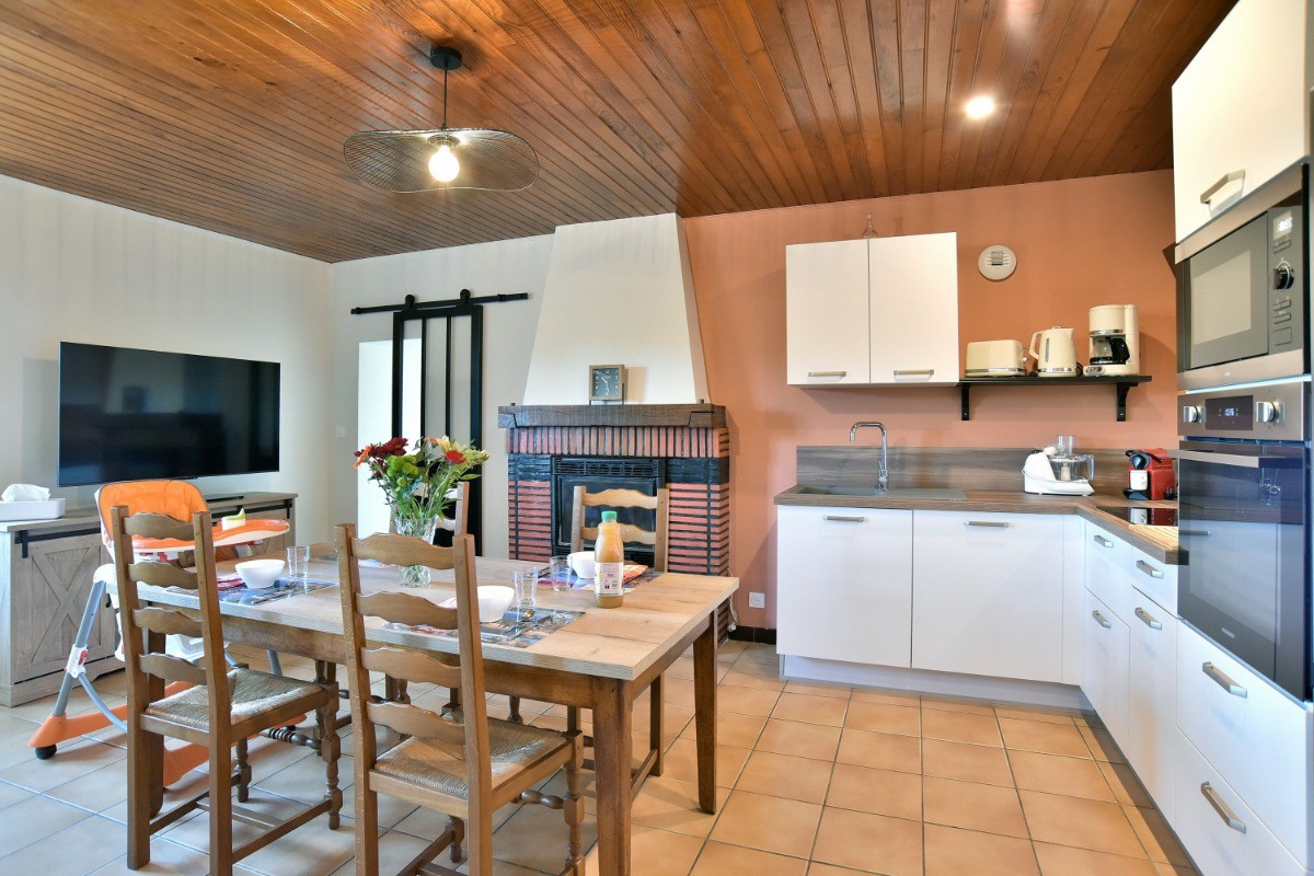 Pièce de vie avec un coin cuisine neuve et très bien équipée, un coin séjour et un coin salon (canapé-lit confortable et convertible  de 140x190 cm)