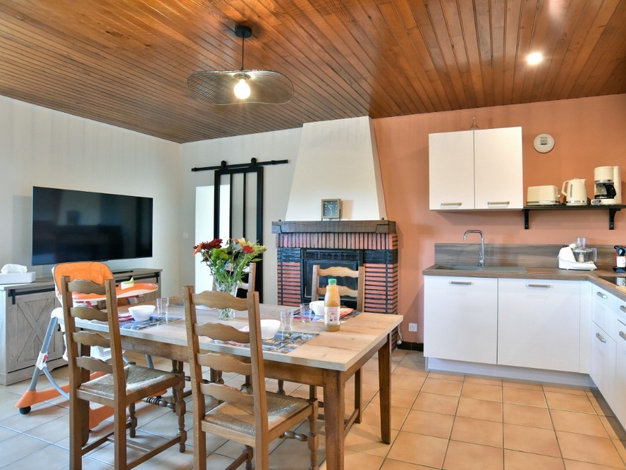 Pièce de vie avec un coin cuisine neuve et très bien équipée, un coin séjour et un coin salon (canapé-lit confortable et convertible de 140x190 cm)