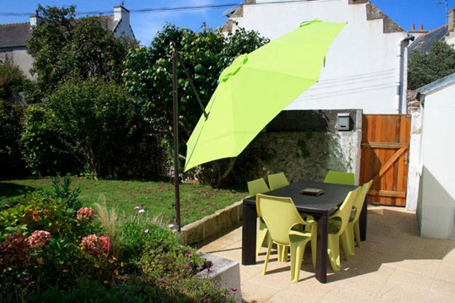 Terrasse avec salon de jardin, barbecue, jardin clos