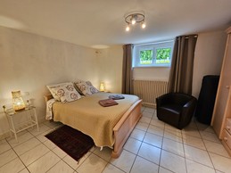 Chambre 2 avec armoire et fauteuil - lit 140 cm