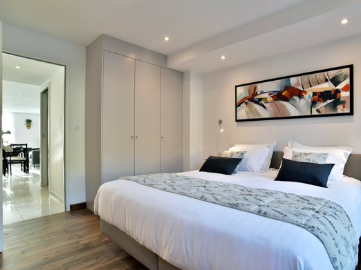 Chambre indépendante pour 2 personnes (grand lit 180 cm) avec dressing. Situé côté cour, vous dormirez dans le plus grand calme.