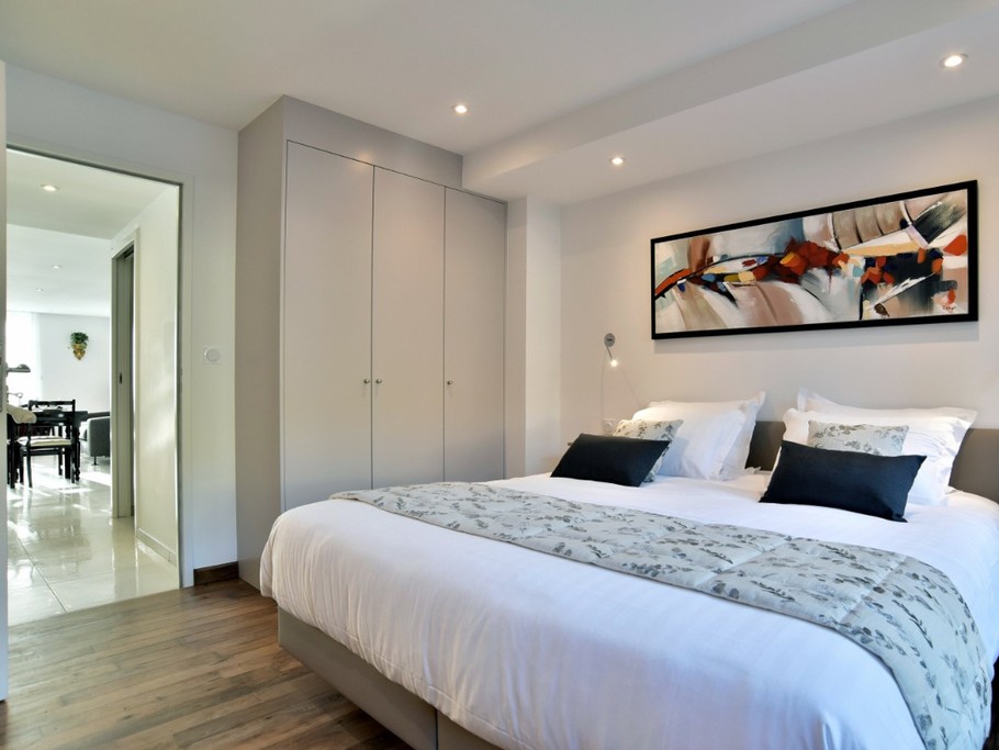 Chambre indépendante pour 2 personnes (grand lit 180 cm) avec dressing. Situé côté cour, vous dormirez dans le plus grand calme.