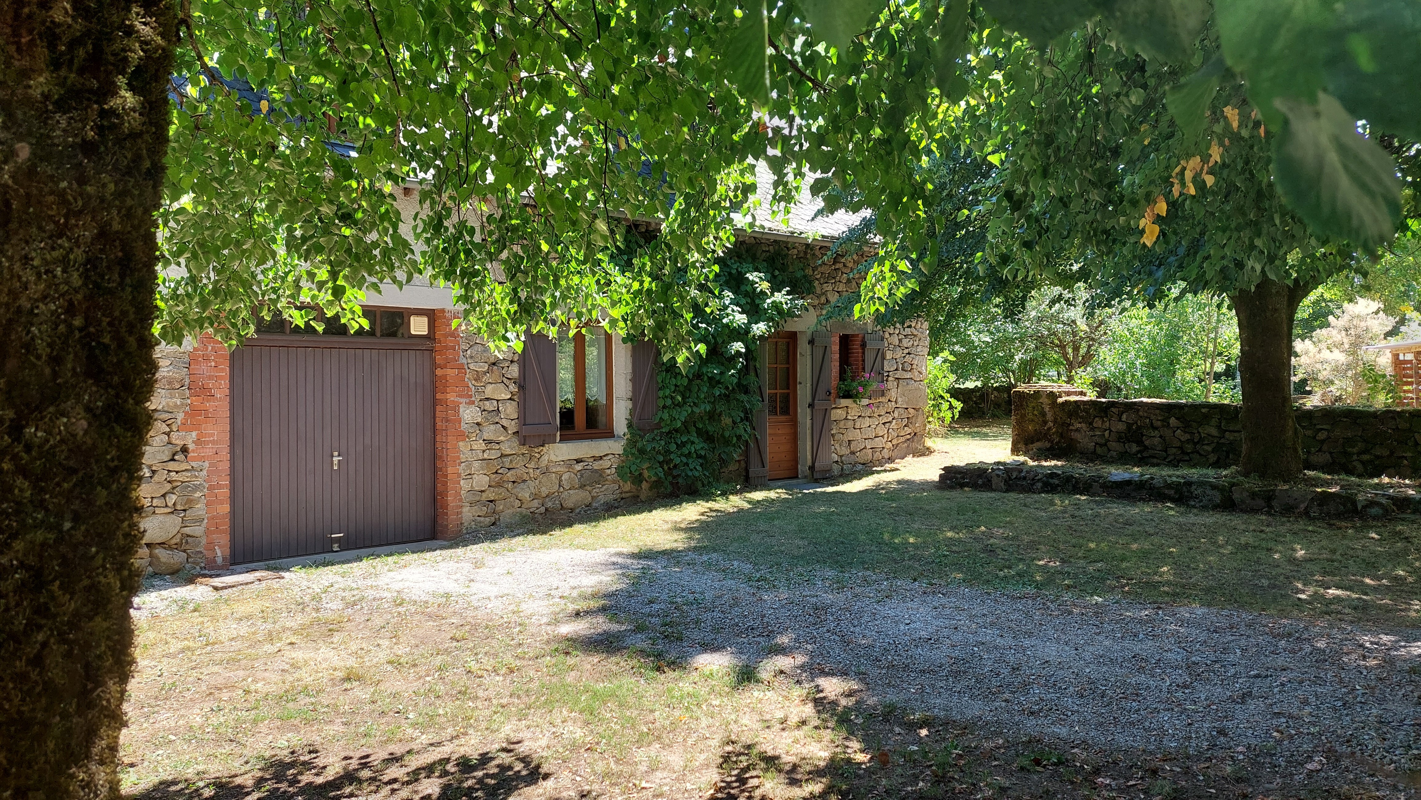 Faça of the house seen from the road