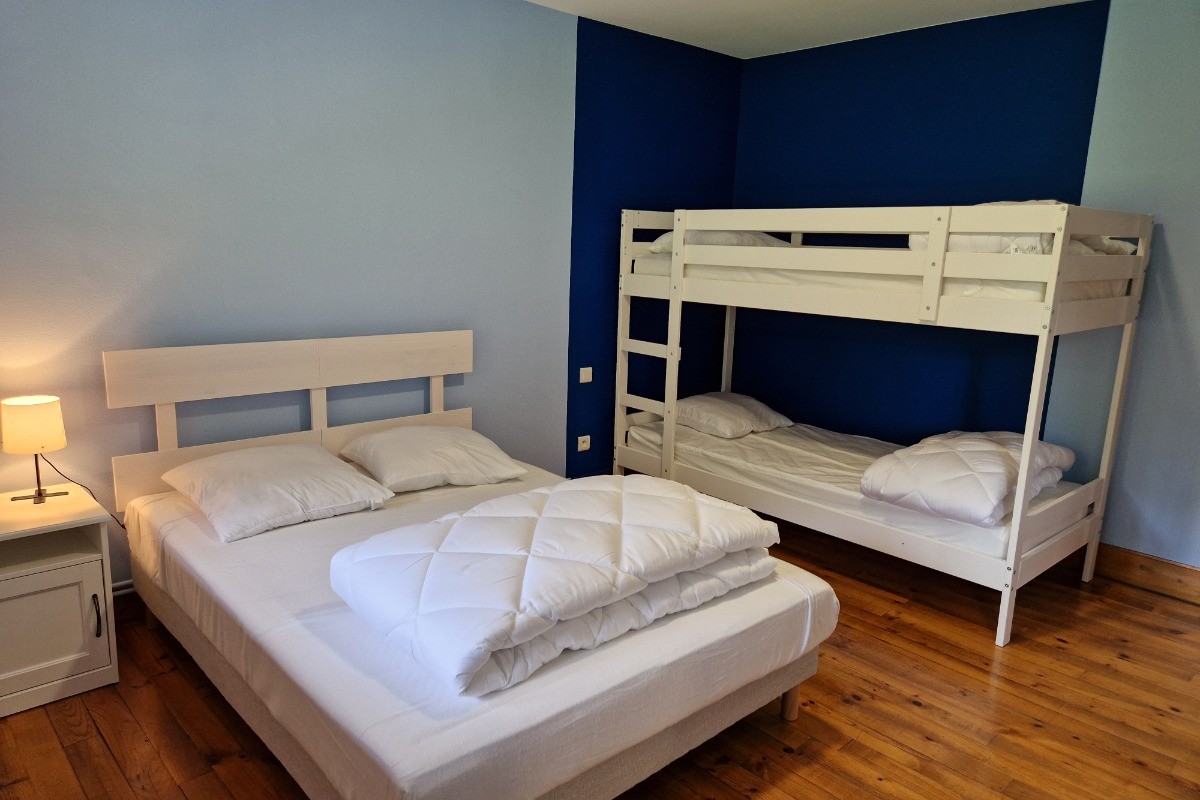Troisième chambre avec 1 lit double et 2 lits superposés - Gîte de la Haute Hardoye (14 pers) dans les Vosges