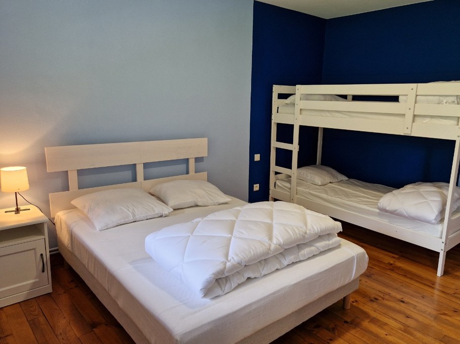 Troisième chambre avec 1 lit double et 2 lits superposés - Gîte de la Haute Hardoye (14 pers) dans les Vosges