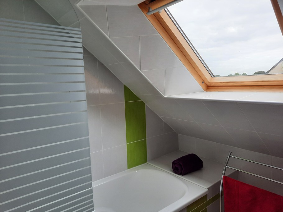 Salle de bain à l'étage avec baignoire