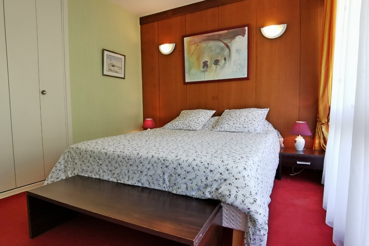 chambre avec lit 160 et placard penderie