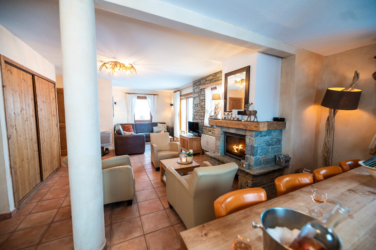 Le coin salon avec la cheminée